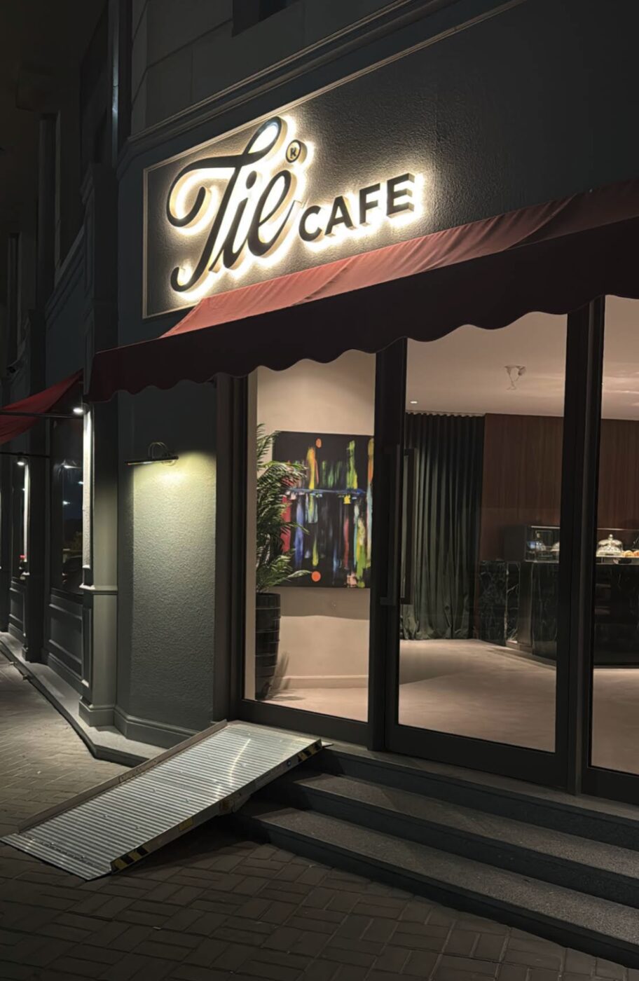 tie café storefront at night